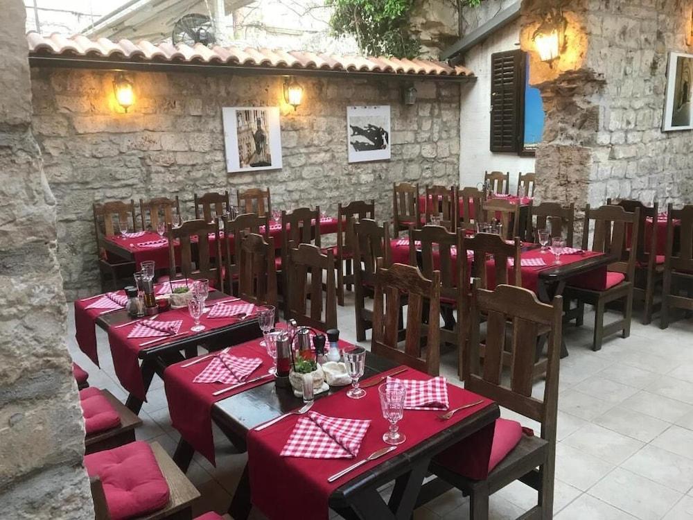 restaurant cafeteria