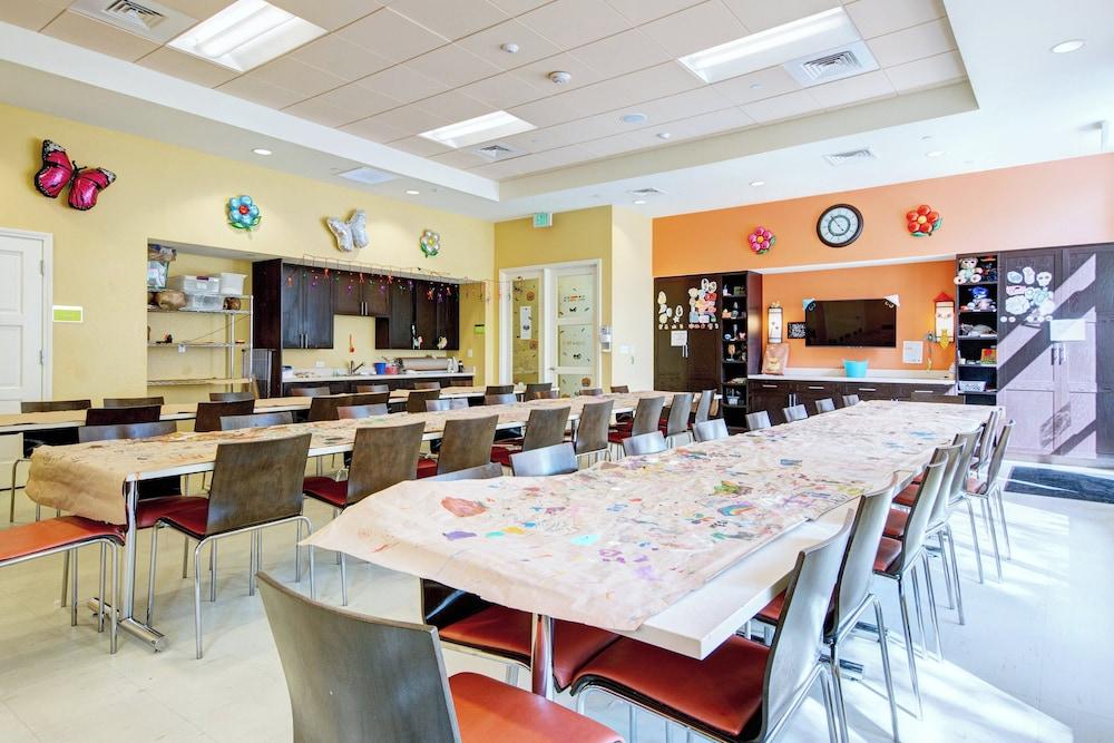 restaurant cafeteria