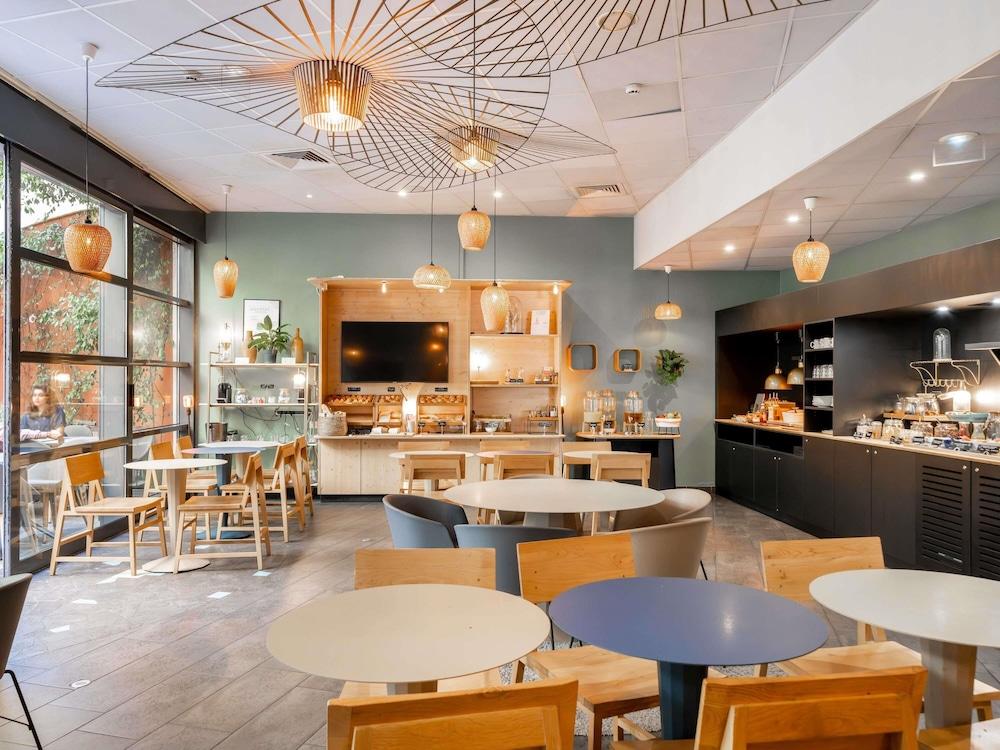 restaurant cafeteria