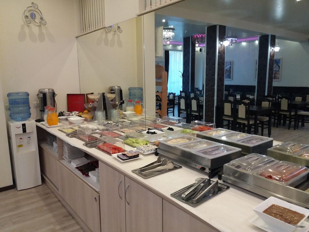 restaurant cafeteria