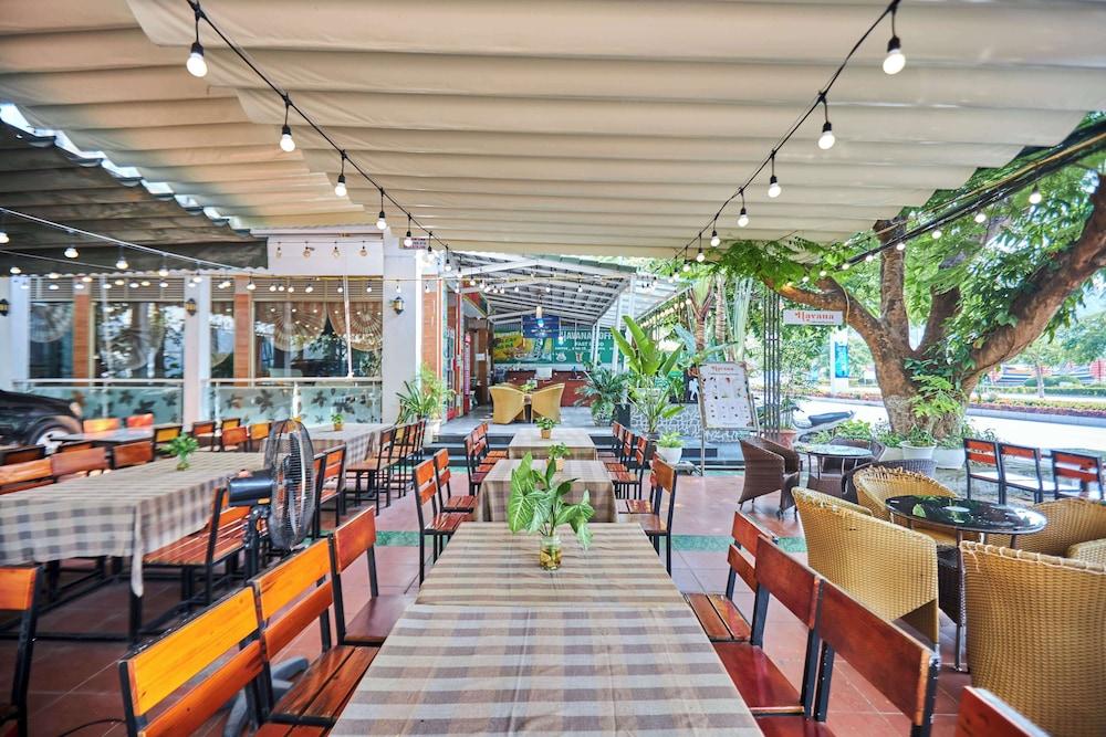 restaurant cafeteria