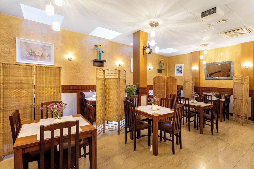 restaurant cafeteria