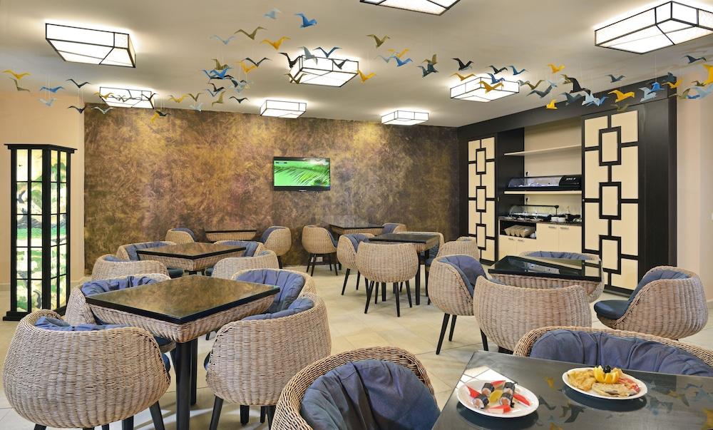 restaurant cafeteria