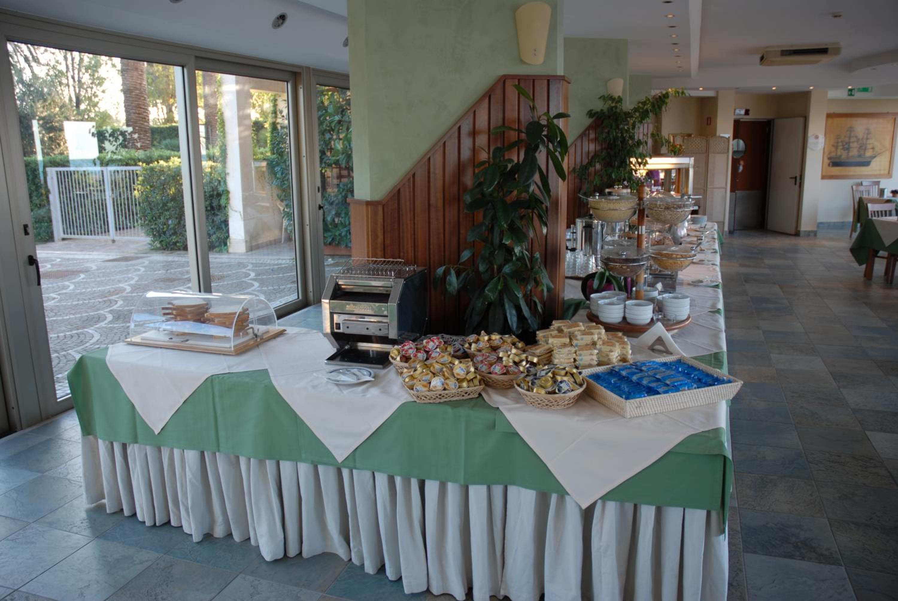 restaurant cafeteria