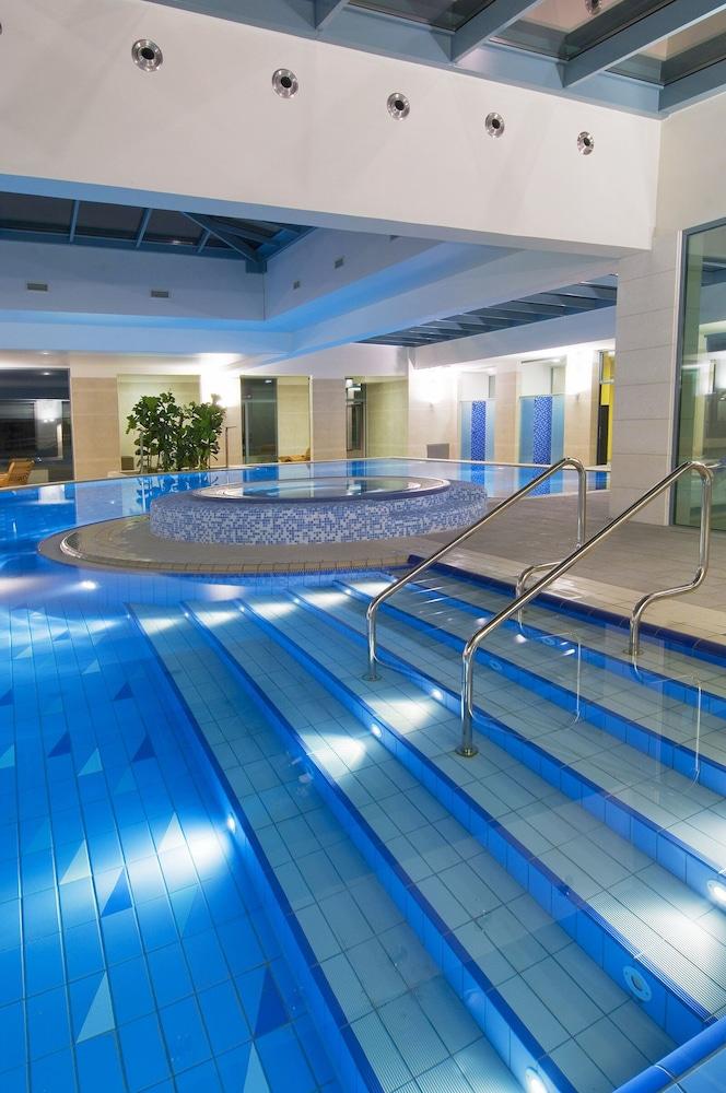 swimming pool spa