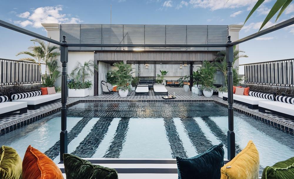 swimming pool spa
