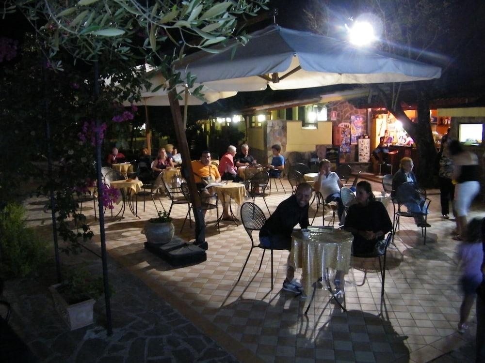 restaurant-cafeteria