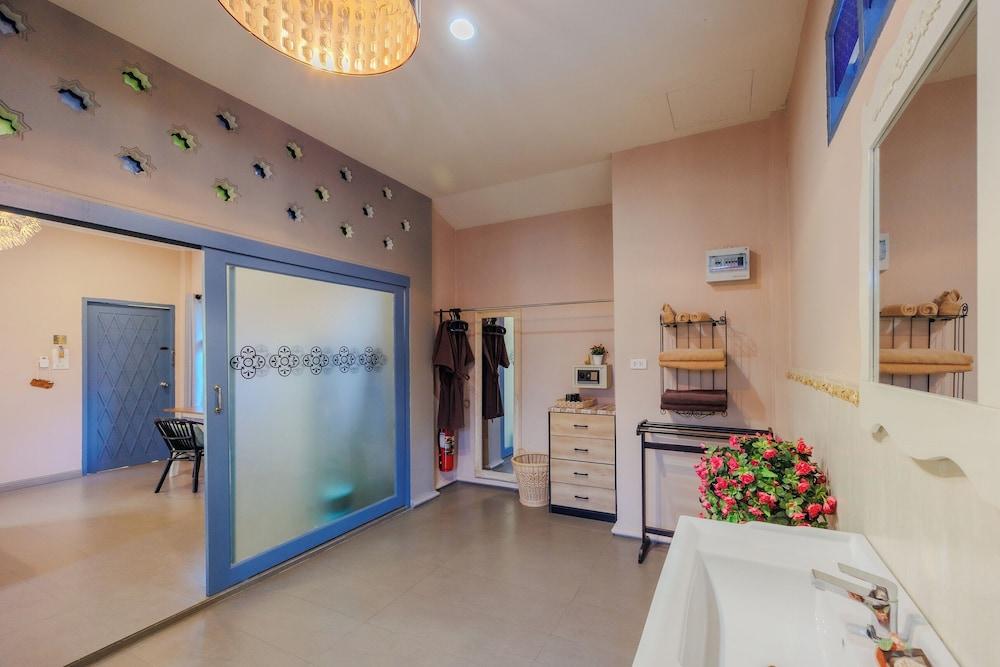 swimming pool spa
