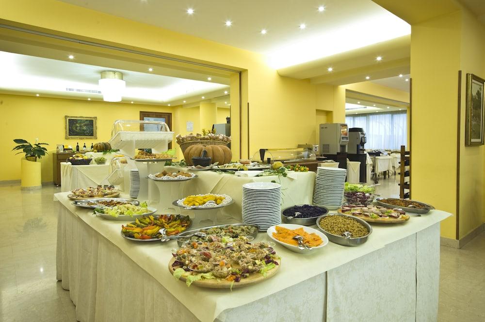 restaurant cafeteria