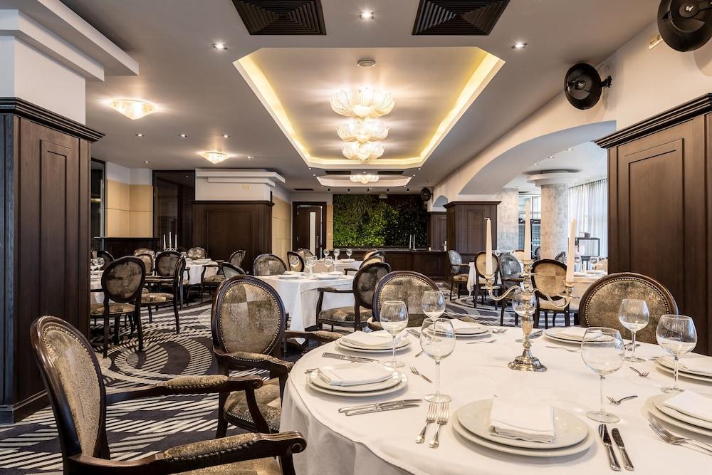 restaurant cafeteria