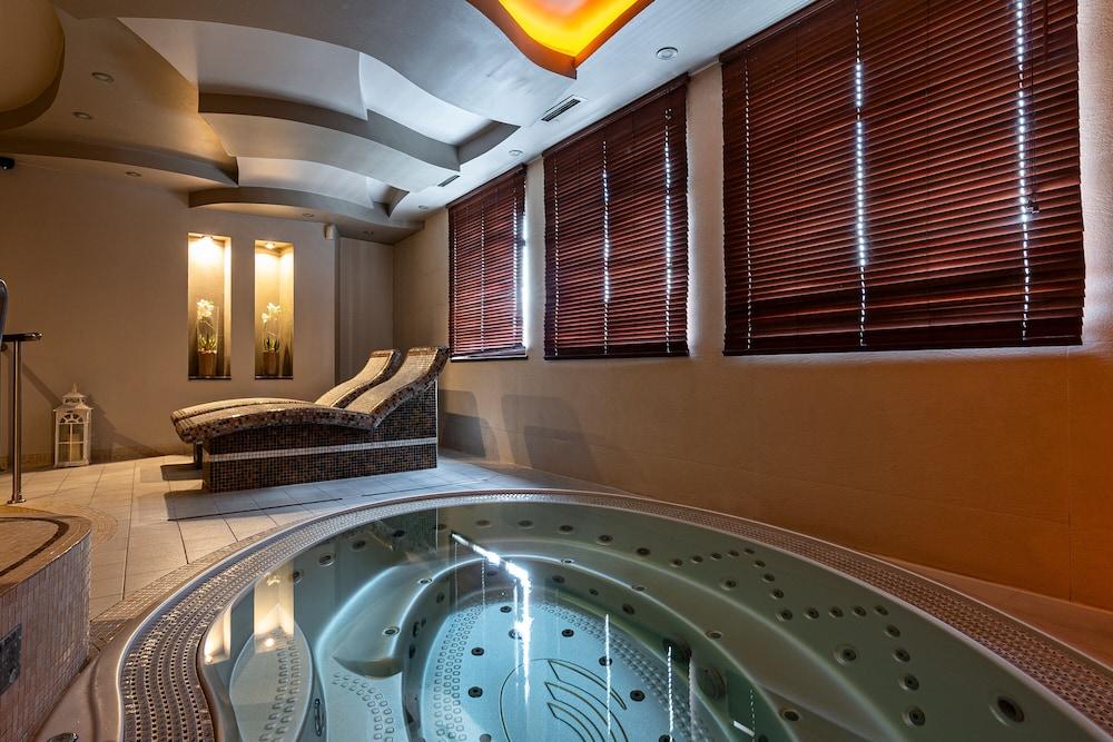 swimming pool spa