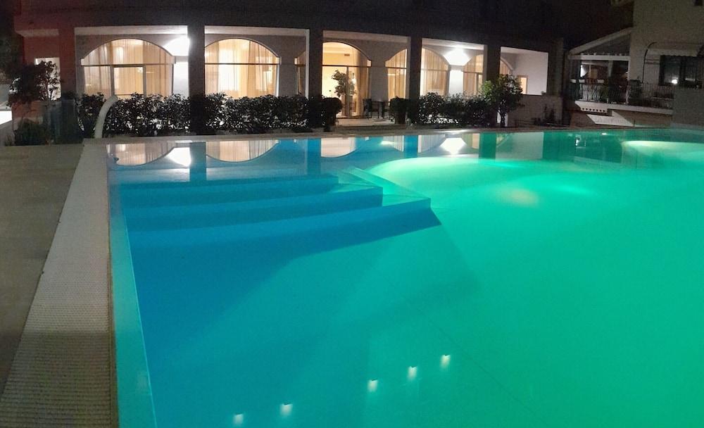 swimming pool spa