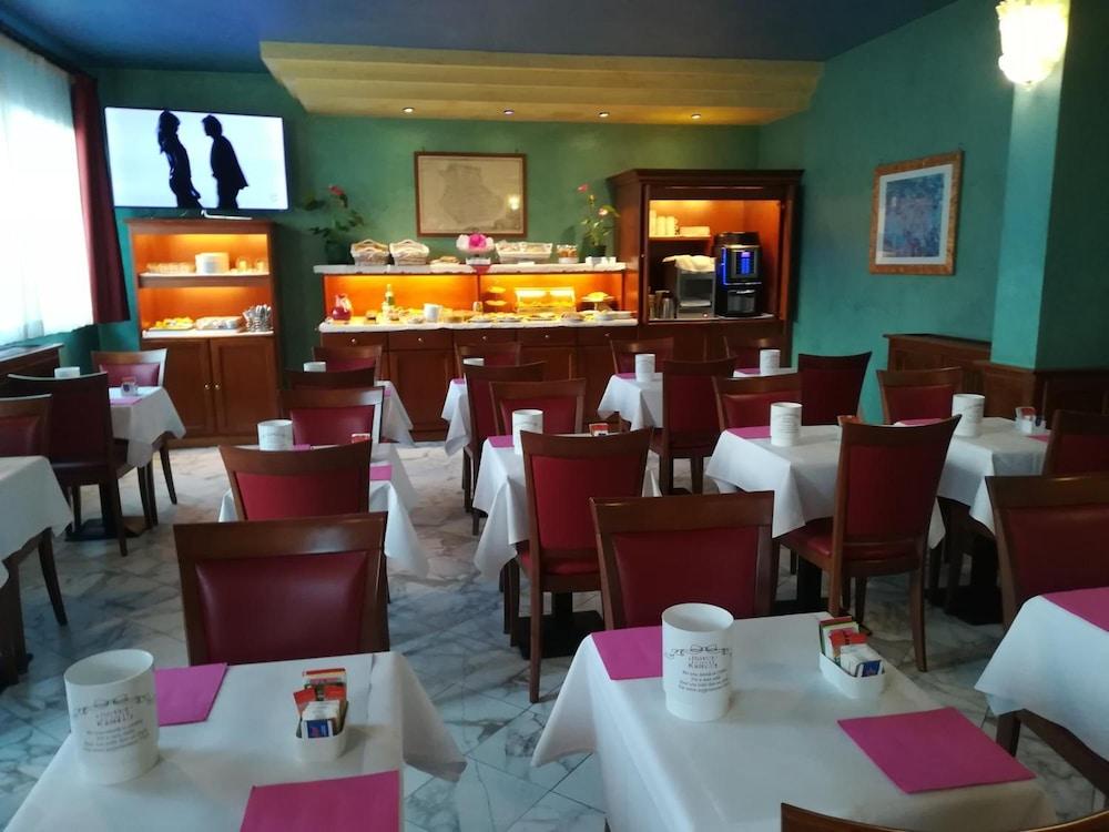 restaurant cafeteria