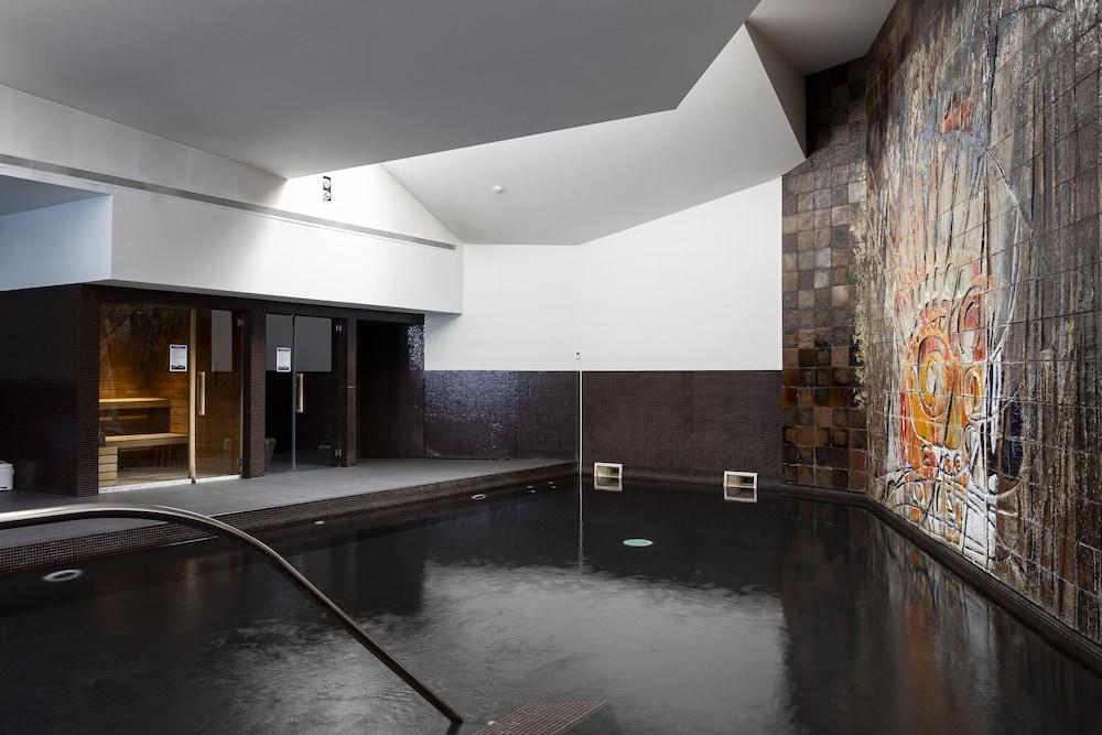 swimming pool spa