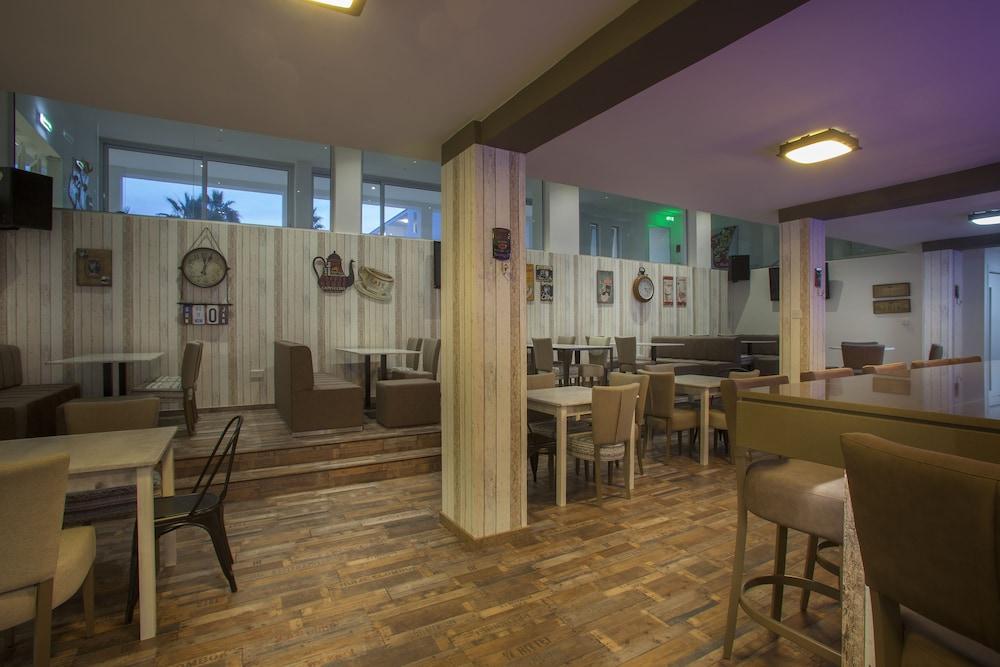 restaurant-cafeteria