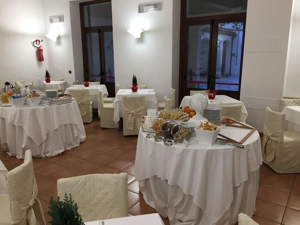 restaurant-cafeteria