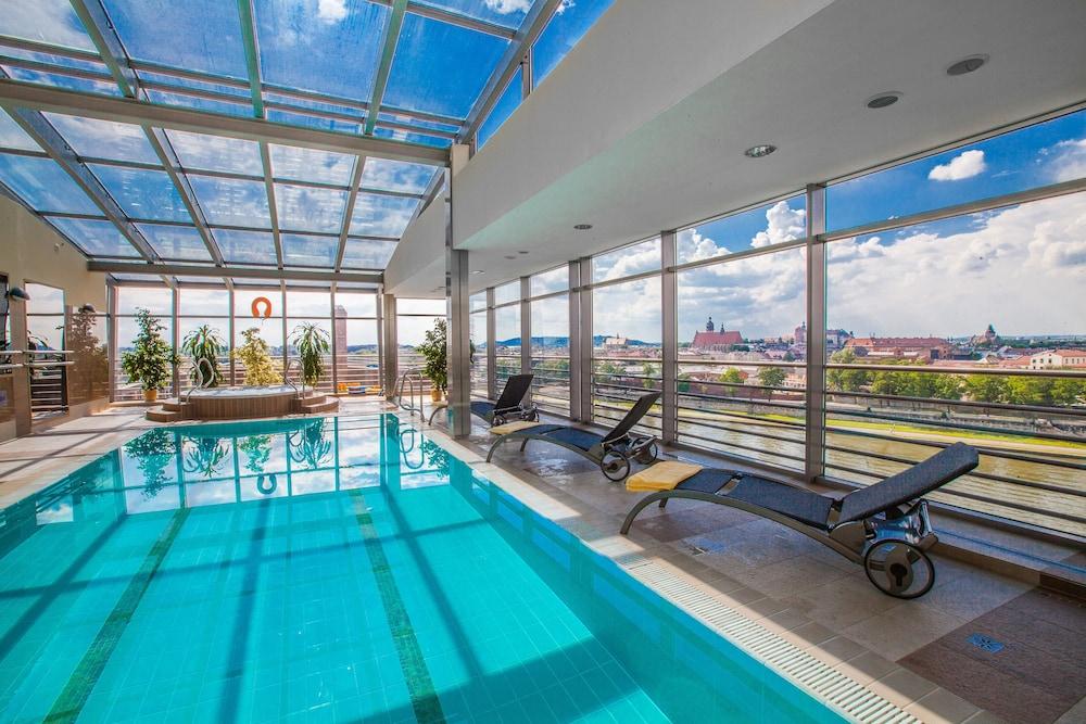 swimming pool spa