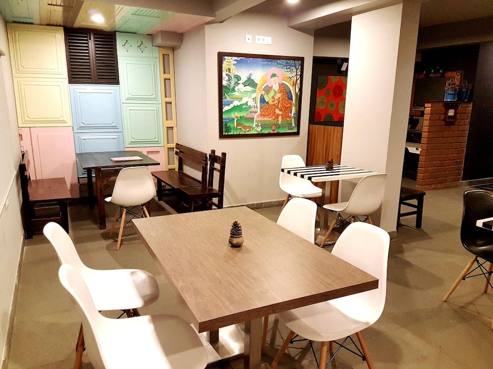 restaurant cafeteria