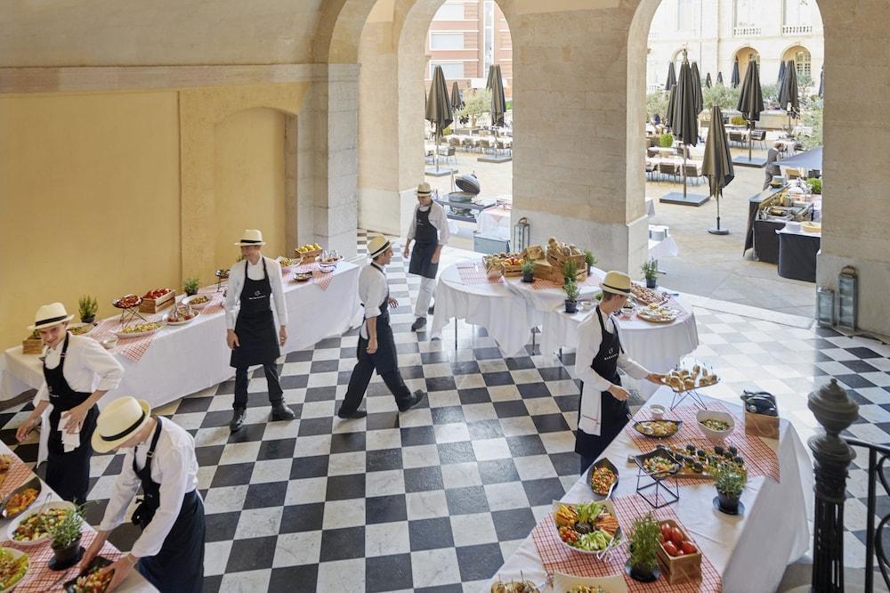 restaurant cafeteria