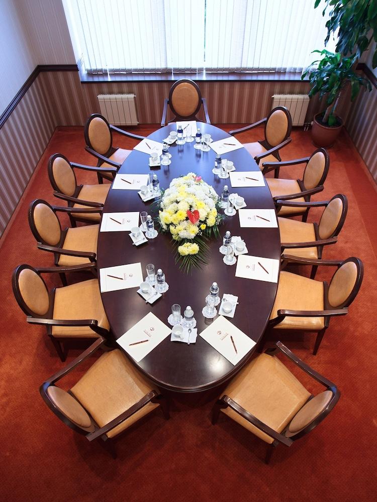 restaurant cafeteria