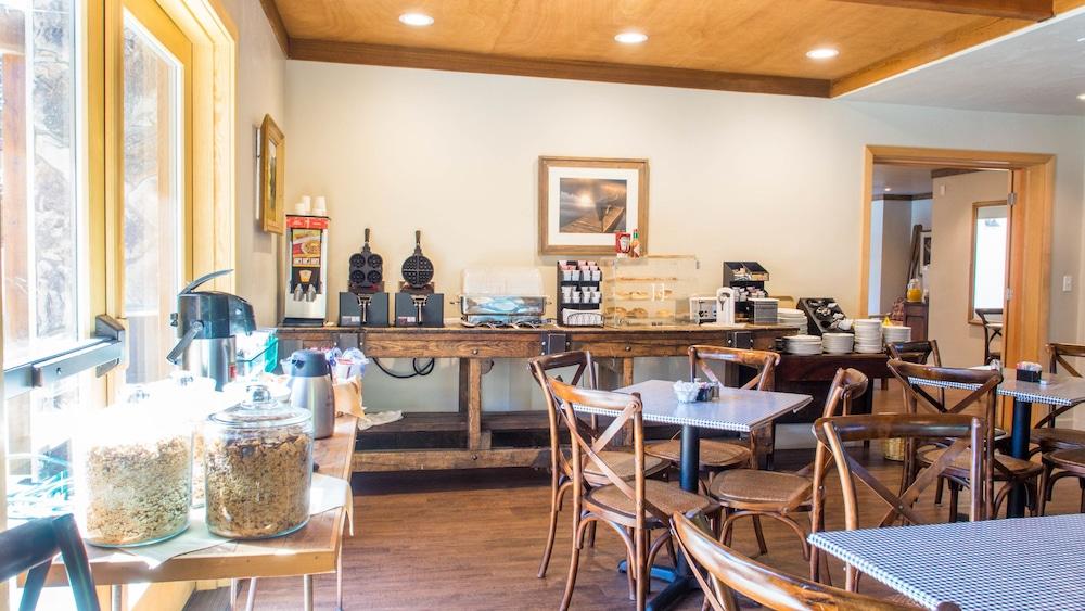 restaurant cafeteria