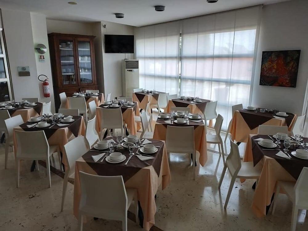 restaurant-cafeteria