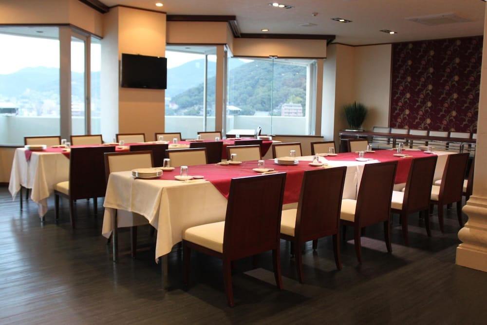 restaurant cafeteria
