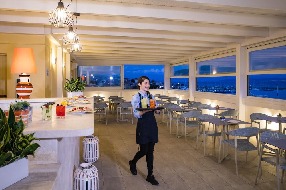 restaurant cafeteria