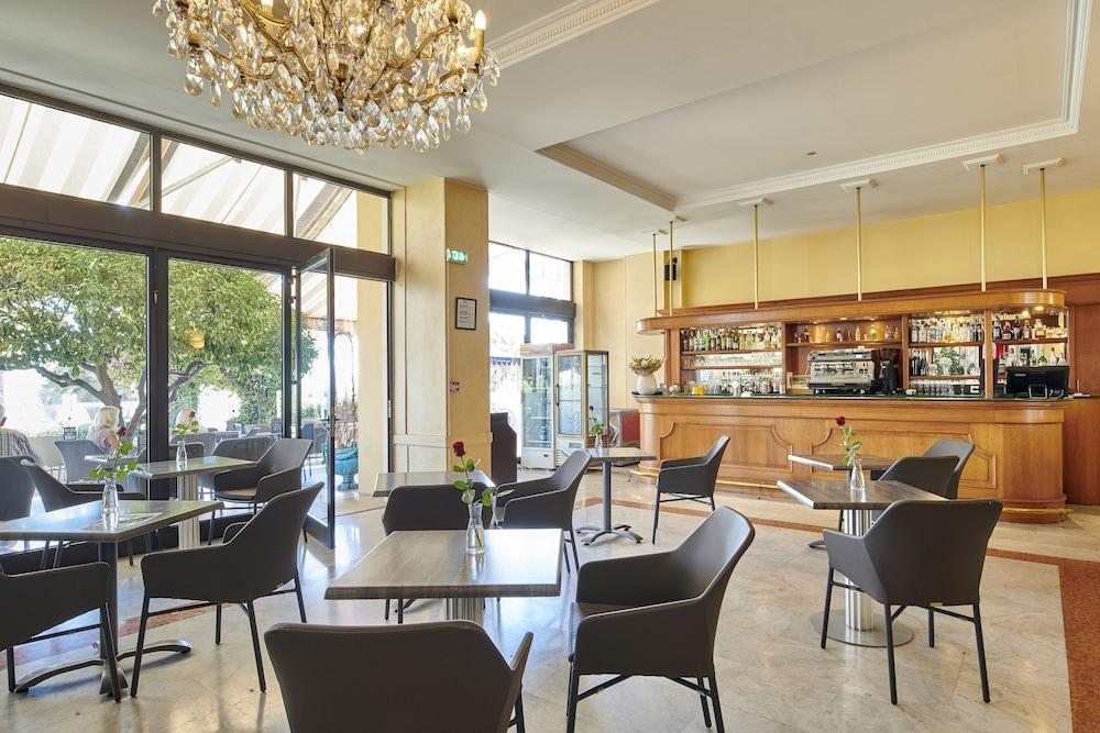 restaurant-cafeteria