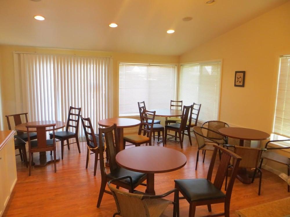 restaurant cafeteria