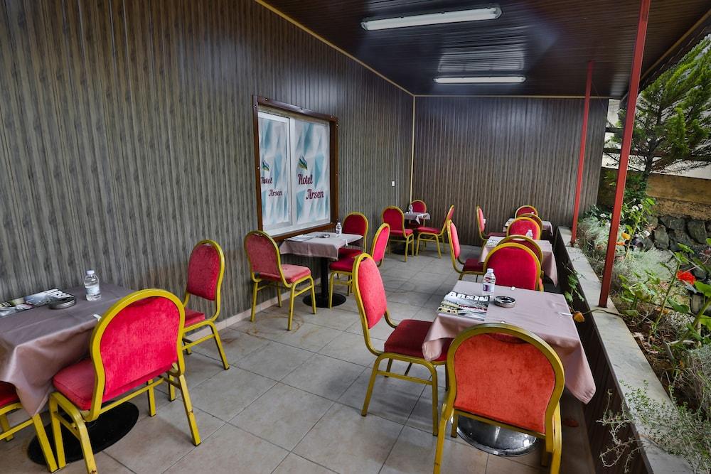 restaurant cafeteria
