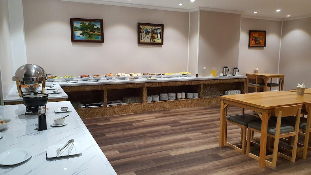 restaurant cafeteria