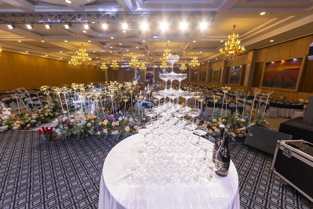 restaurant cafeteria