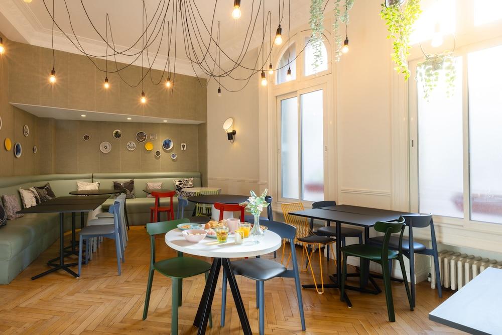 restaurant cafeteria