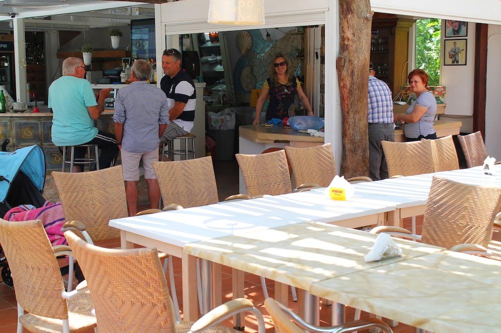 restaurant cafeteria