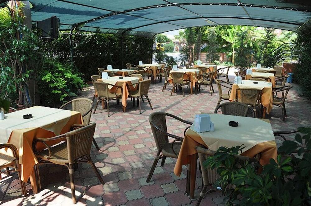 restaurant cafeteria