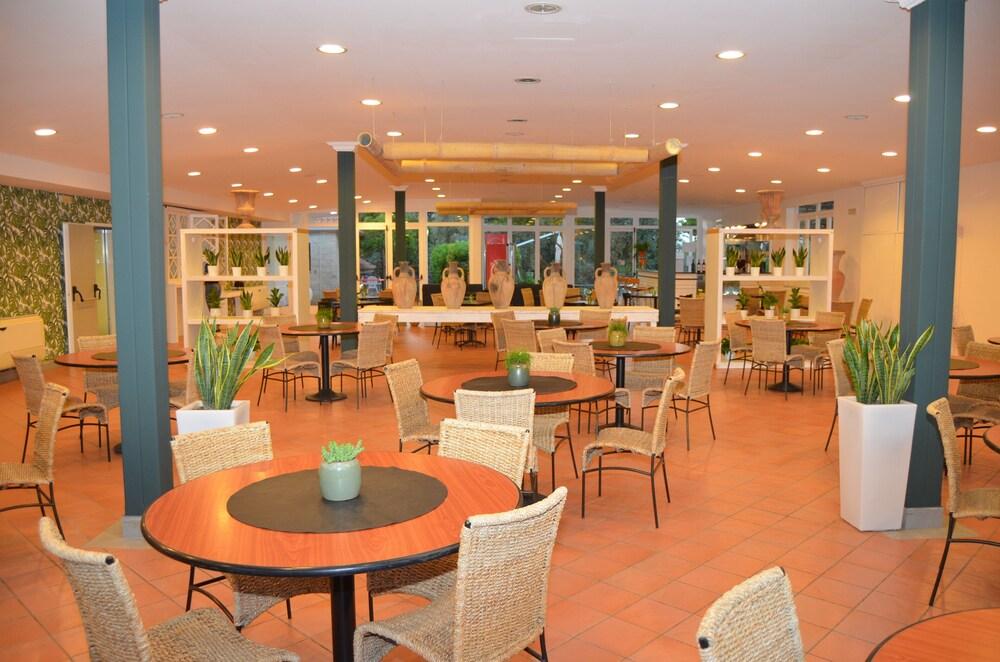 restaurant cafeteria