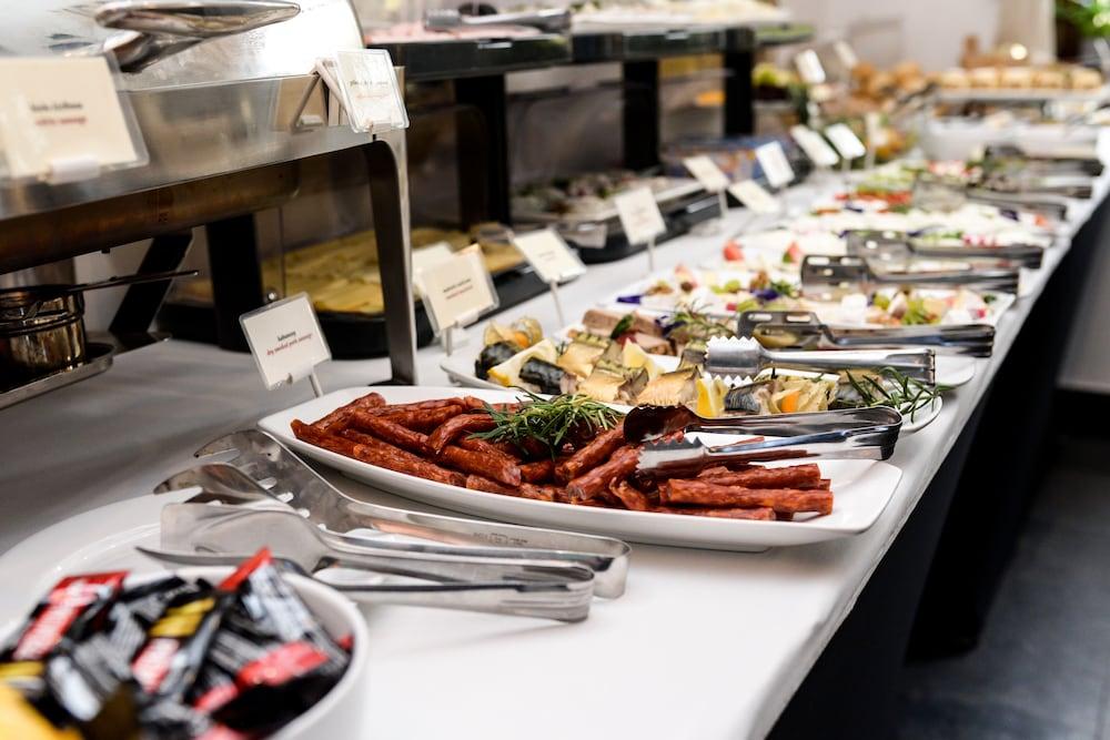 restaurant cafeteria