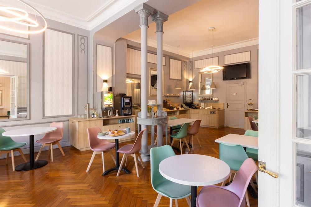 restaurant cafeteria