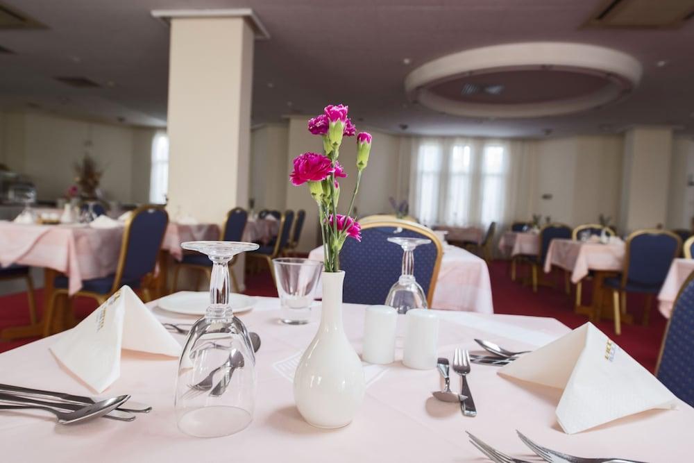 restaurant cafeteria