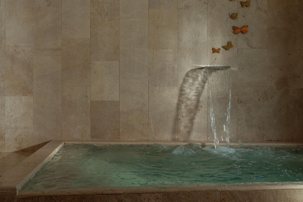 swimming pool spa