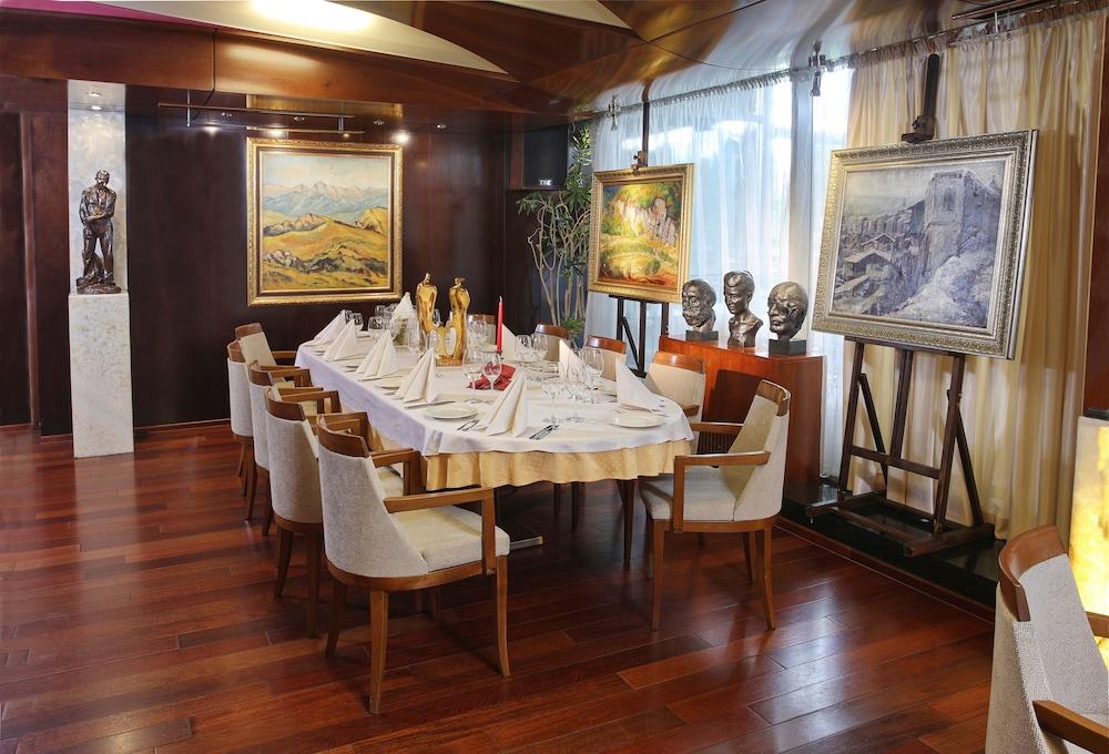 restaurant cafeteria