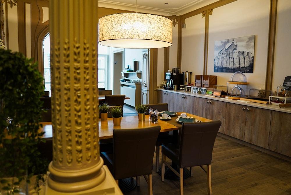 restaurant cafeteria