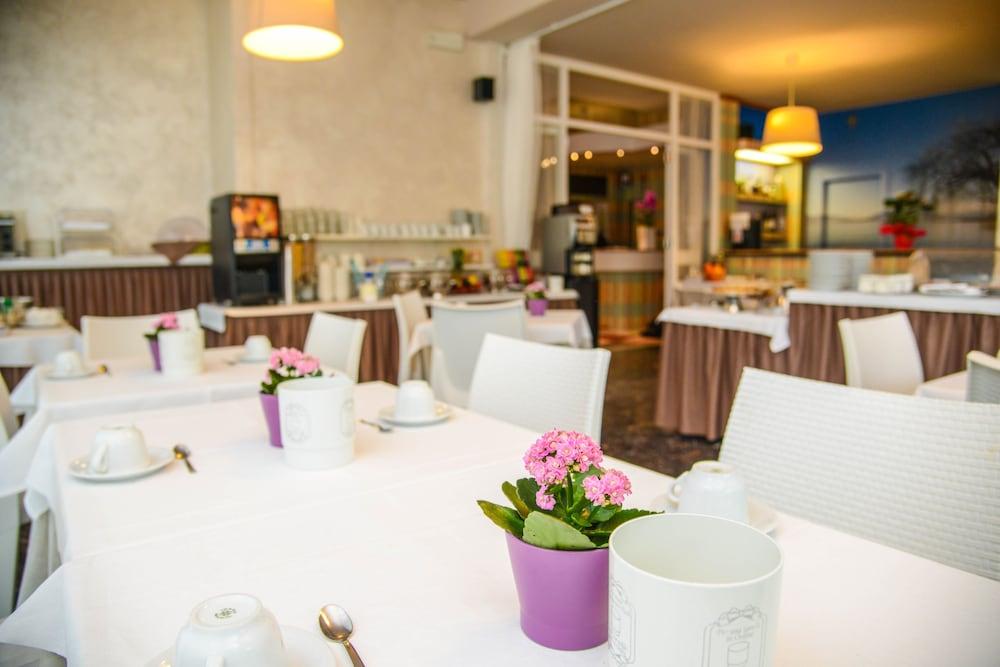 restaurant-cafeteria