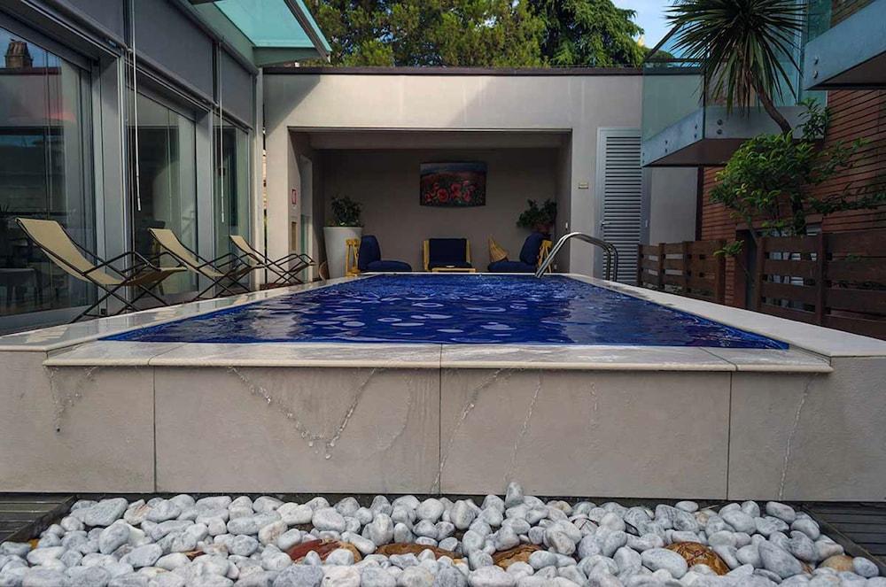 swimming pool spa