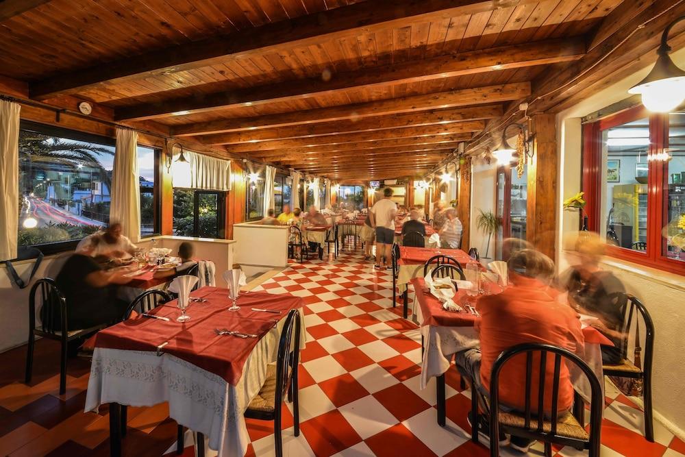 restaurant cafeteria