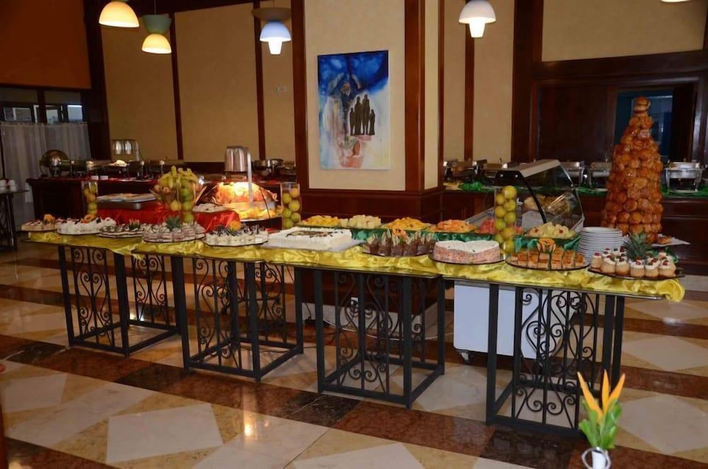 restaurant cafeteria