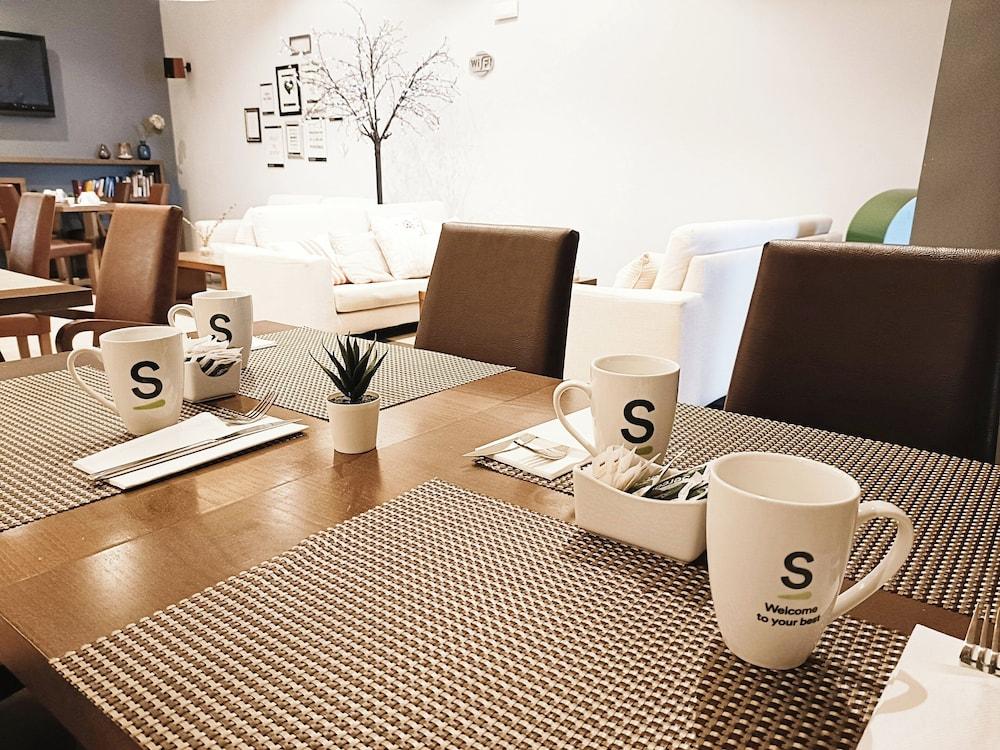 restaurant cafeteria