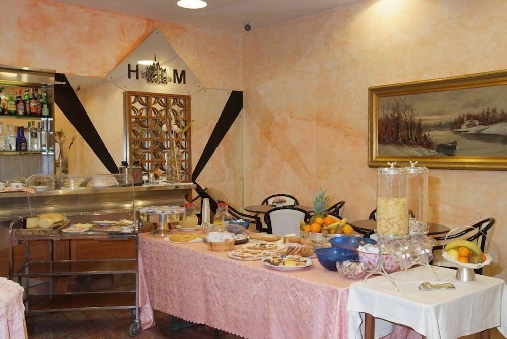 restaurant cafeteria