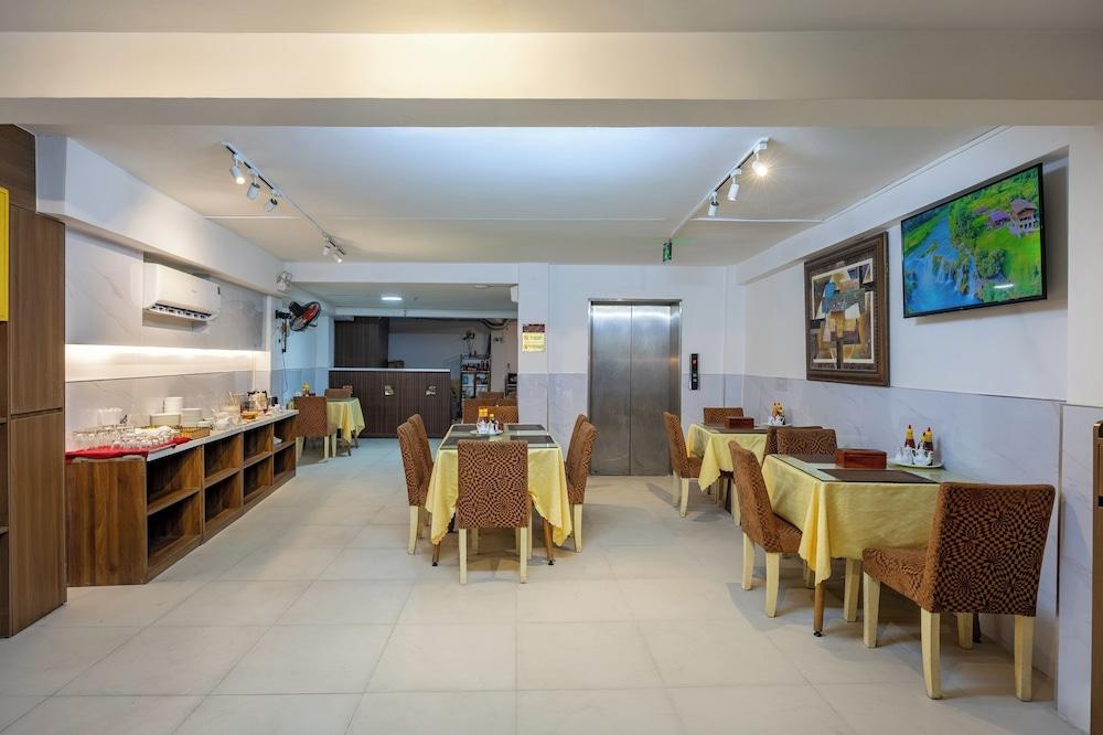 restaurant cafeteria